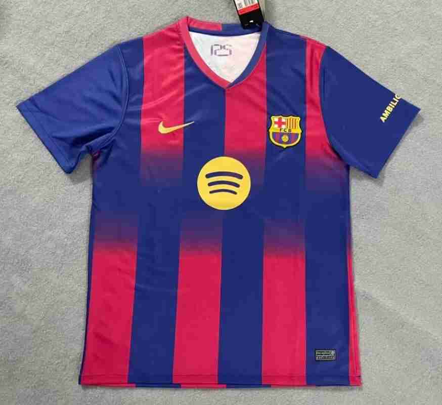 ¿El color de la camiseta afecta el rendimiento? 🤯 Los datos de LaLiga que te dejarán boquiabierto 2 Maglietta Calcio Prima FC Barcellona 2025 2026